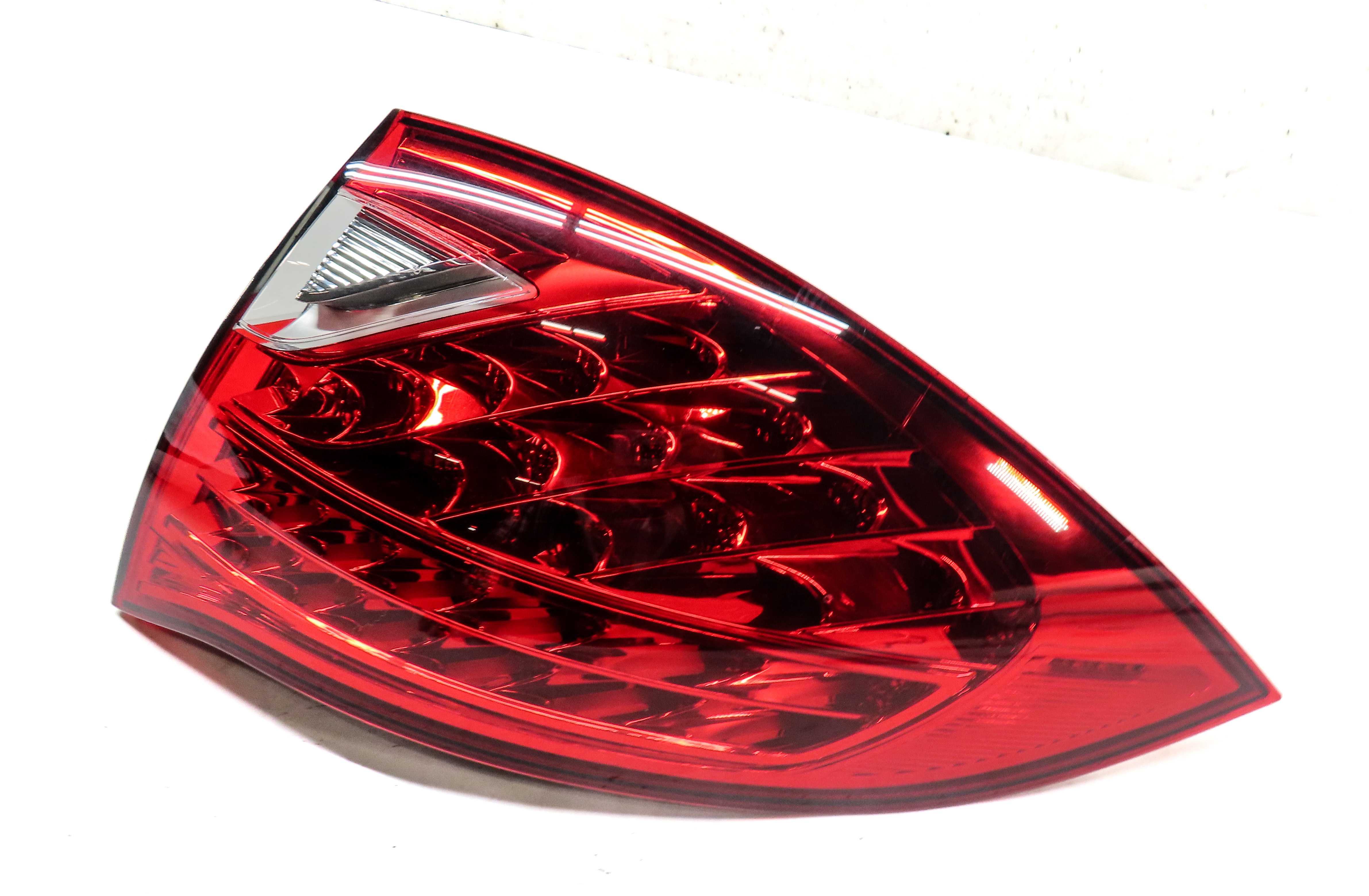 2011-2014 PORSCHE CAYENNE (958) RIGHT PASSENGER OUTER TAILLIGHT BRAKE LIGHT LAMP — exact item pictured